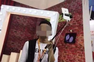 网红直播被蛇喷